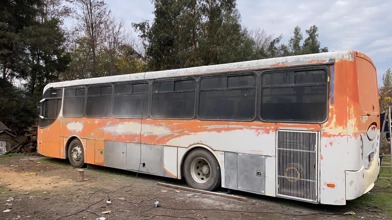Bus con pintura deteriorada - Estado inicial