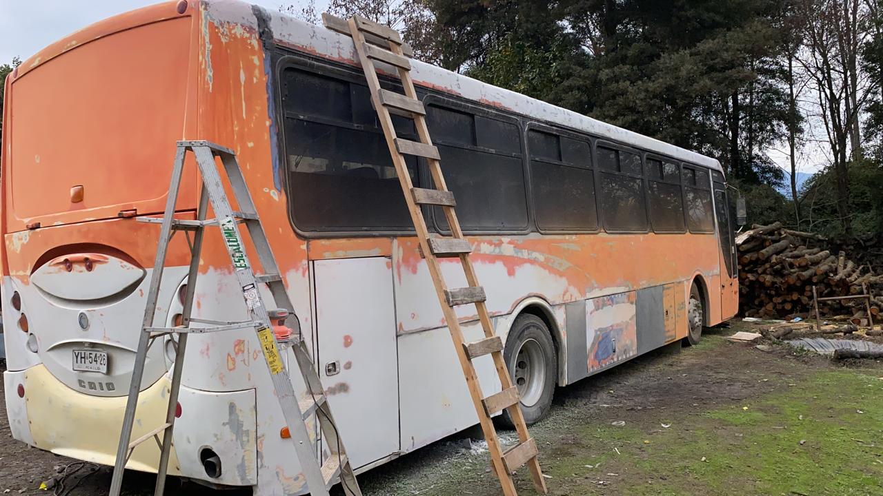 Estado inicial del bus con daños severos