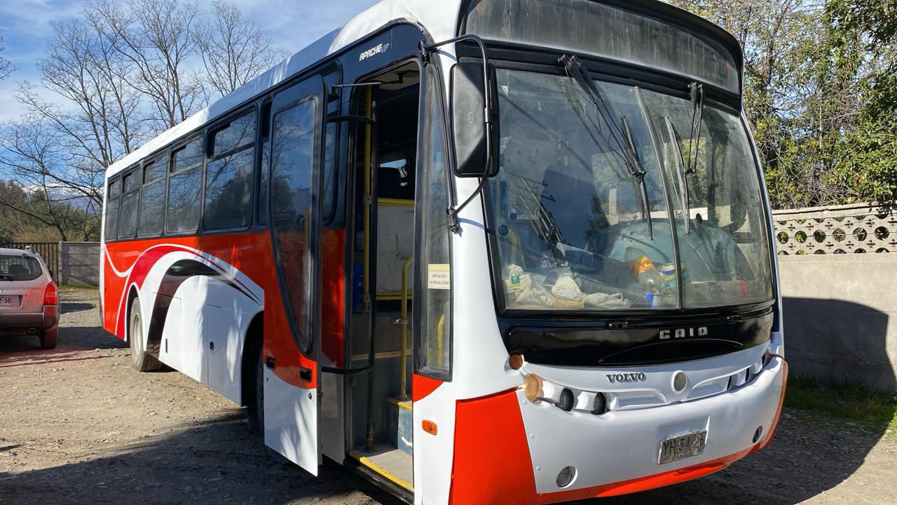 Bus moderno Volvo con diseño rojo y blanco - Ejemplo del tipo de vehículos que reparamos en GG Reparaciones