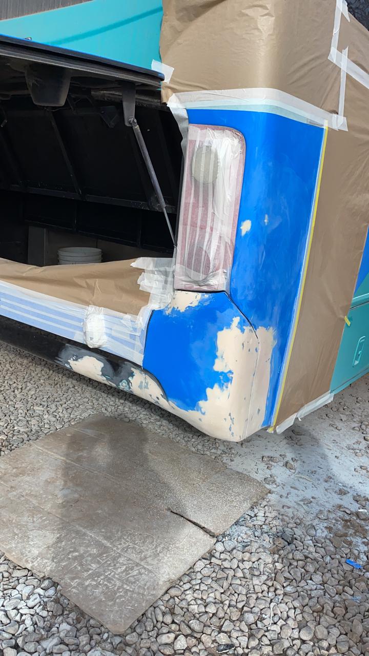 Bus en proceso de reparación con enmascarado